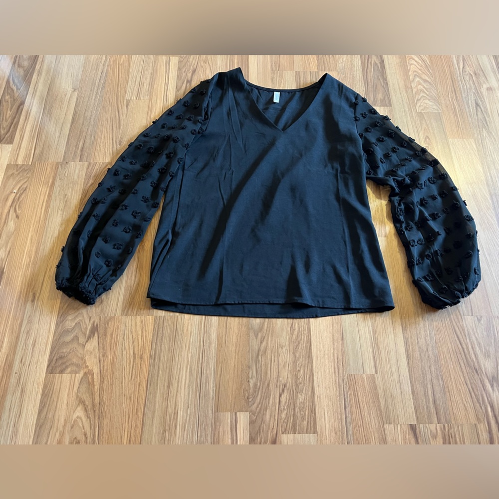Black long sleeve blouse 🖤 - Picture 4 of 5